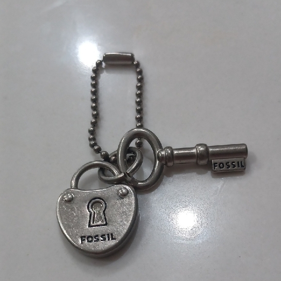 FOSSIL HEART & KEY KEYRING BAG CHARM IN NICKEL HARDWARE - Picture 1 of 6